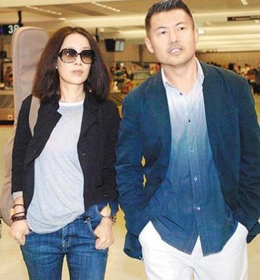 2004年，那英豪掷4000万开了一家酒吧。一天晚上，一个煤老板喝得大醉，指着那