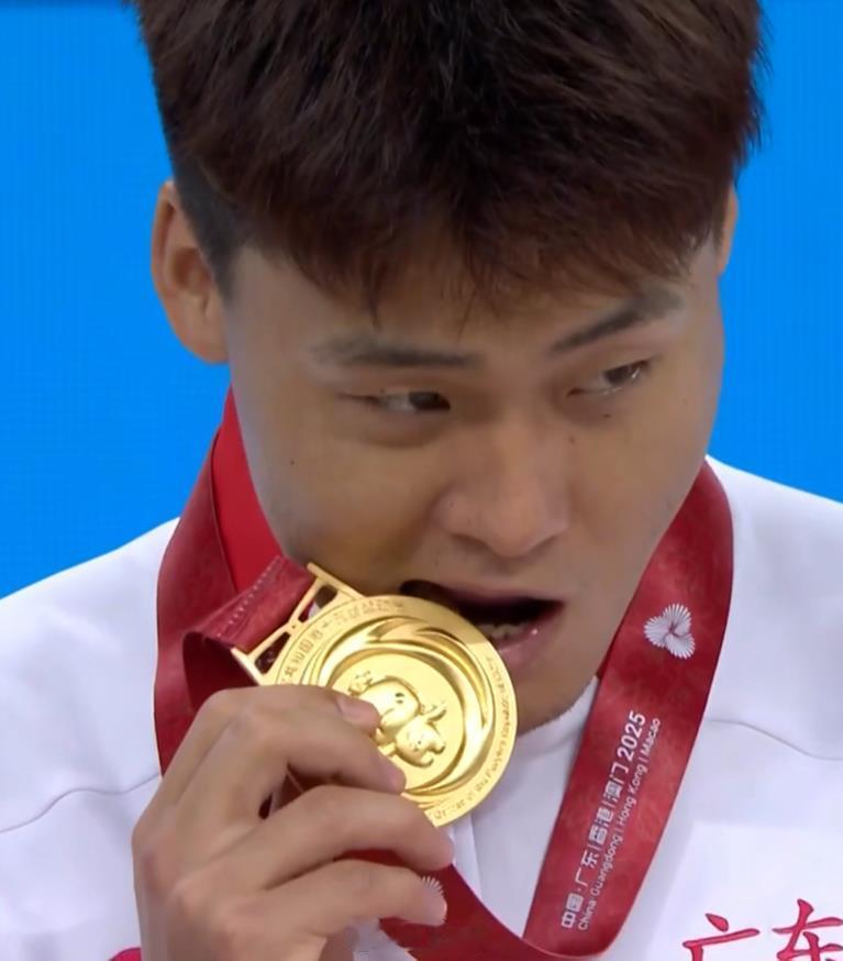 他咬了，他咬了！四年前，那个咬周琦金牌的人，这一次，咬了自己的金牌！