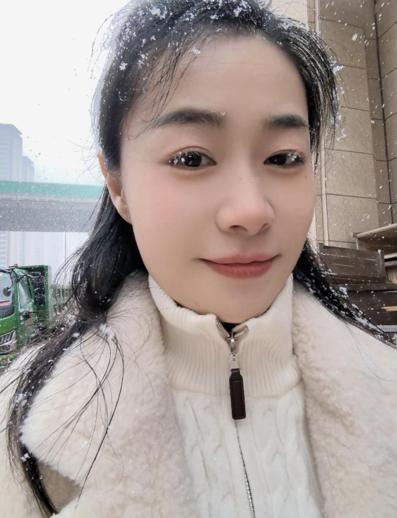 三月飘雪，是冬天的一场告别，也是春天的重生，愿这个丙午马年，照顾好我这个中年小朋