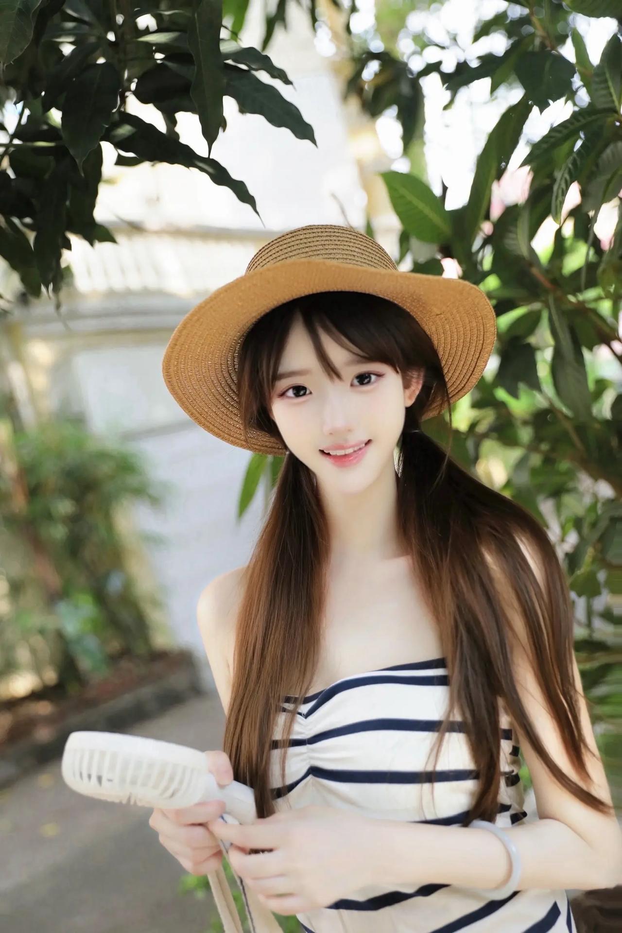 bro谁懂啊！这身穿搭简直是“夏日女友风”教科书。蓝白条纹吊带露出精致锁骨，草帽
