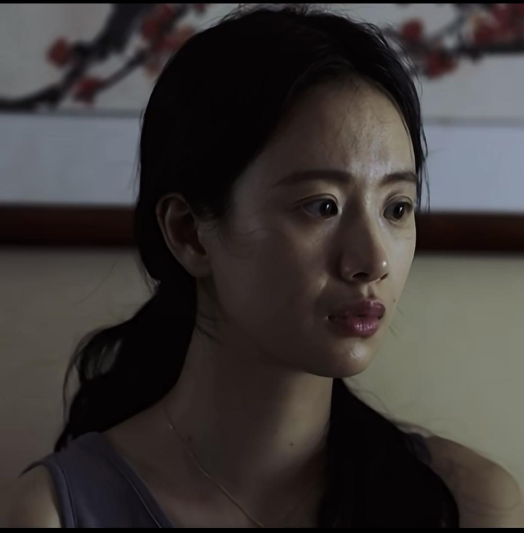 李梦的脸真的太绝了！方脸、厚唇、不明显的鼻子，骨相棱角分明，自带一种生人勿近的攻
