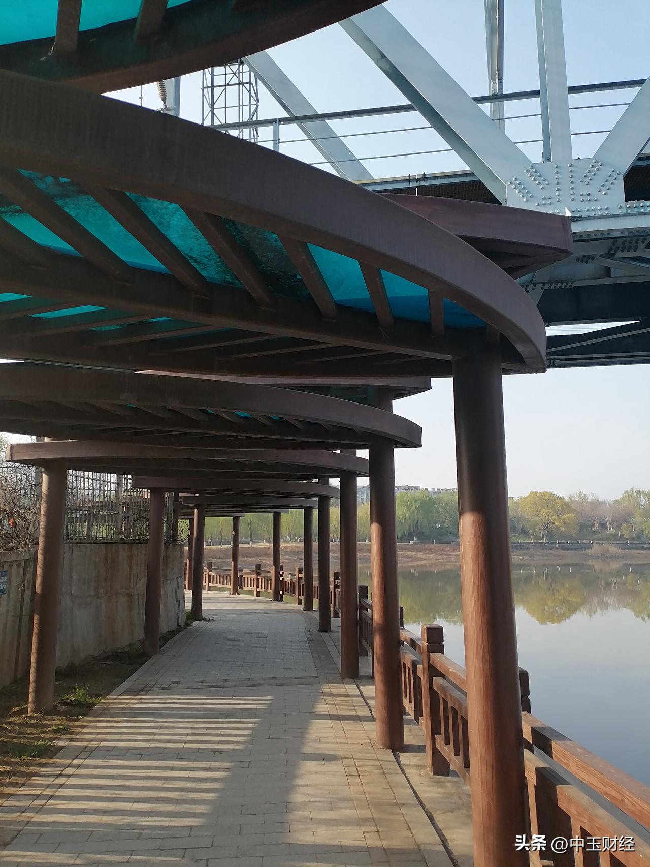 晒图笔记大赛领路桥下的连廊，看上去还是很有创意的！