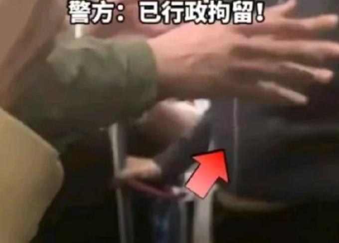 大连，一男子挤地铁，看到座位上有个穿着包臀裙的职场女性，男子内心很冲动就坐到女生