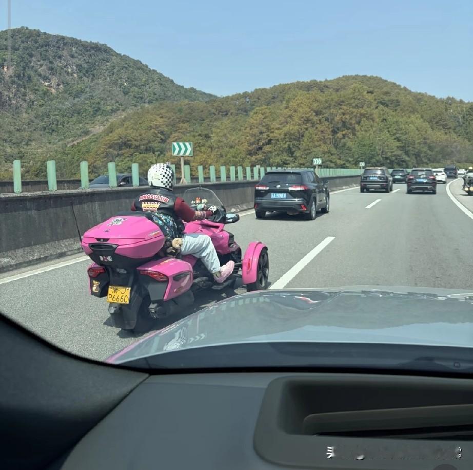 高速上卡丁车帅爆了。
 
高速偶遇“粉色猛兽”，这不是卡丁车，是倒三轮摩托！
 