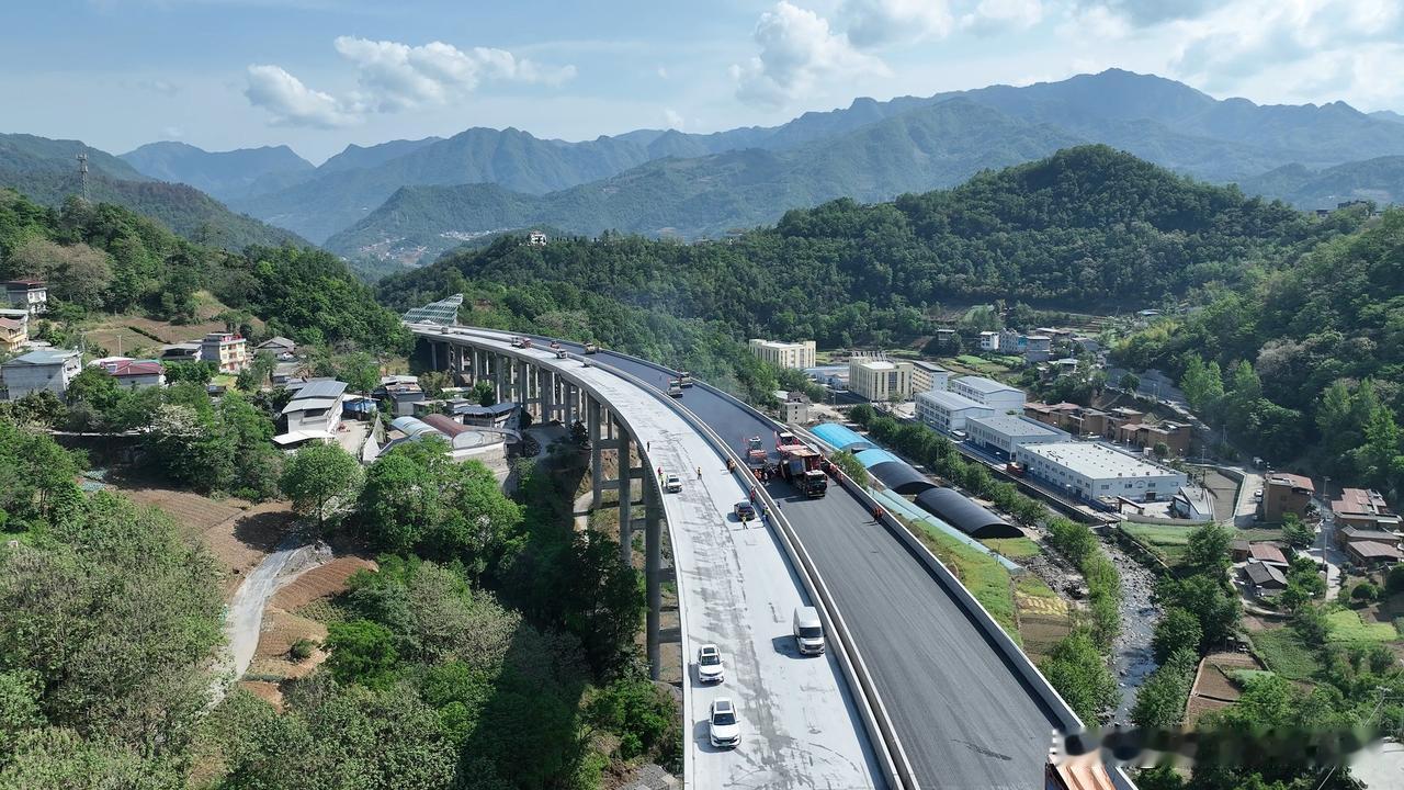 安岚AL-Z01路面项目：争分秒守时限，确保按时通车
安岚AL-Z01路面项目建