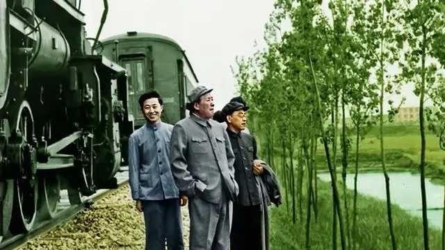 这张毛爷爷在火车旁的照片，我是头一次看见。我想这一定是老人家外出视察中临时停车时
