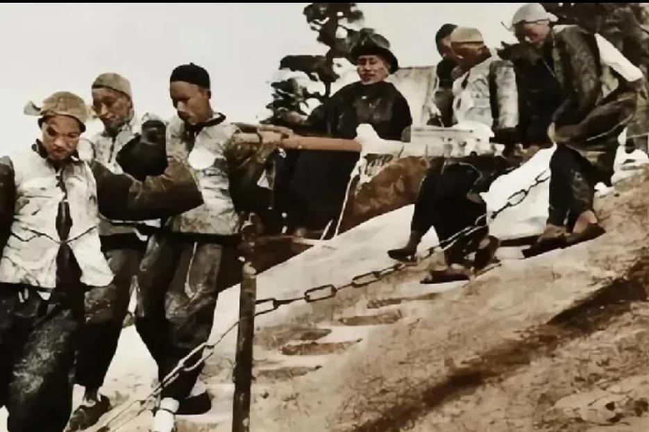 据张治中回忆、有一次陪毛主席游览黄山，道路曲折难行，建议毛主席坐滑杆上山，见毛主