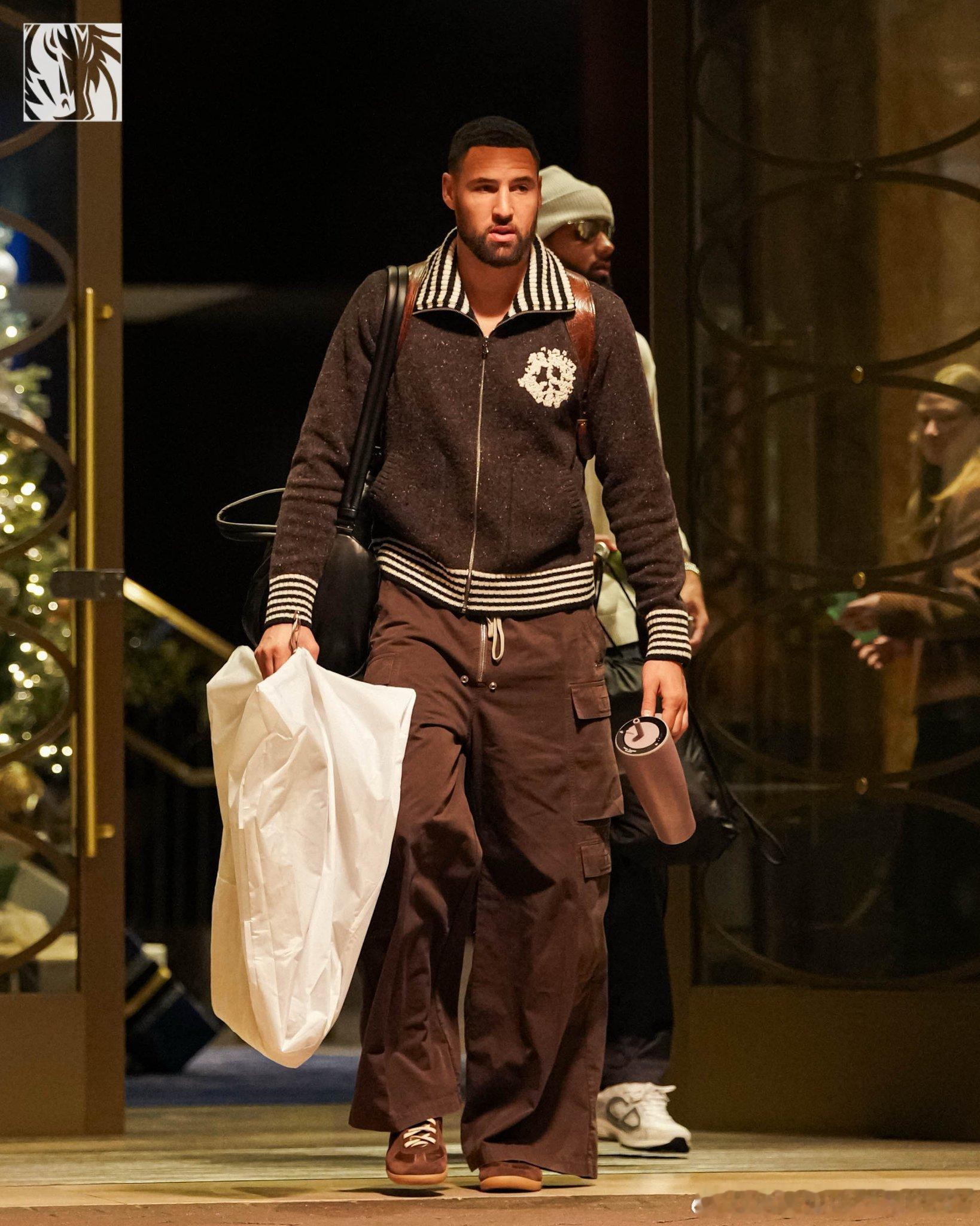 常规赛第2️⃣2️⃣场 独行侠客场挑战掘金你汤的球员通道你汤因生病缺席今日早晨的