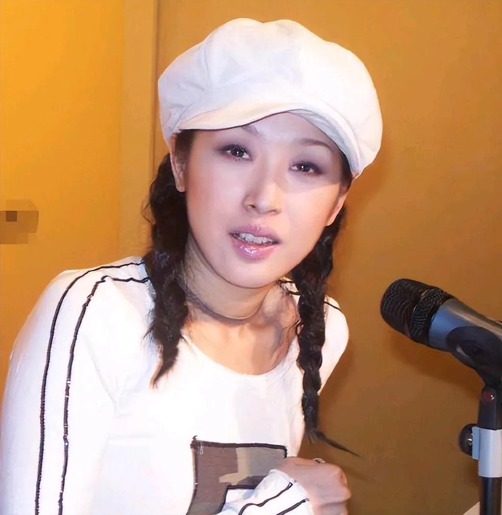 孙悦，中国内地著名女歌手，以其独特的嗓音和深情的演绎赢得了众多歌迷的喜爱。她的歌