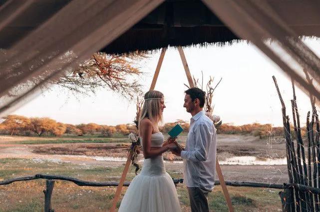 纳米比亚的有一种习俗。未婚妻的姐妹通过这种方式引诱未婚夫，如果未婚夫发生生理反应