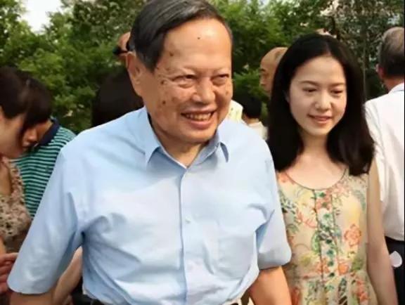 撩人情话
一句话暴露了所有，
杨振宁:“翁帆感谢你这些年的陪伴，
       