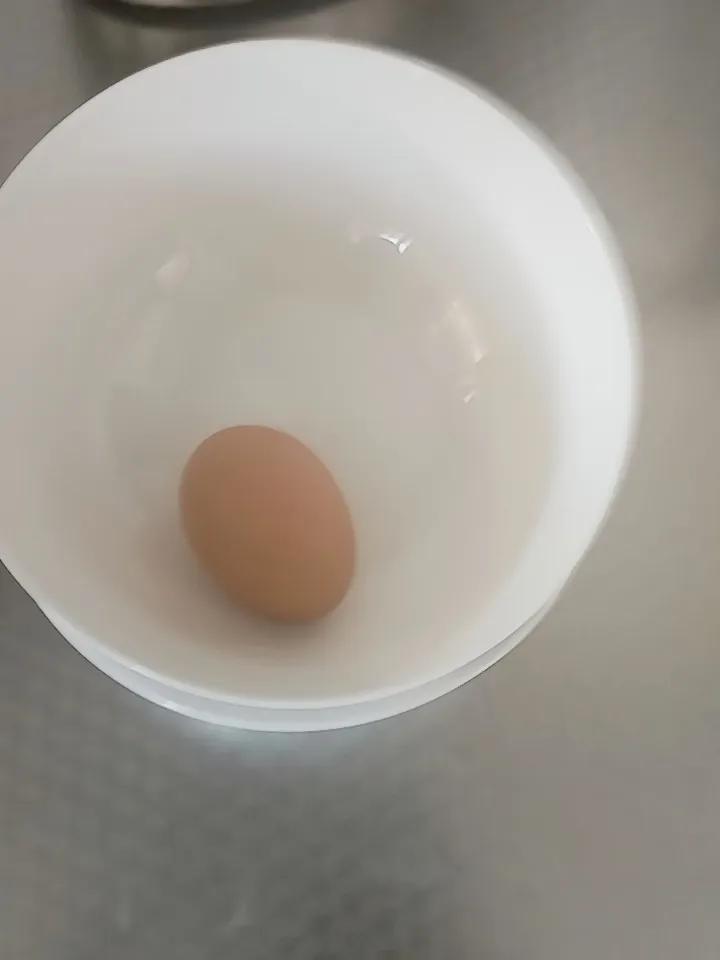 水煮鸡蛋,用热水还是冷水?我每天早晨一个鸡蛋，我都是冷水下锅，冷水和热水有什么区