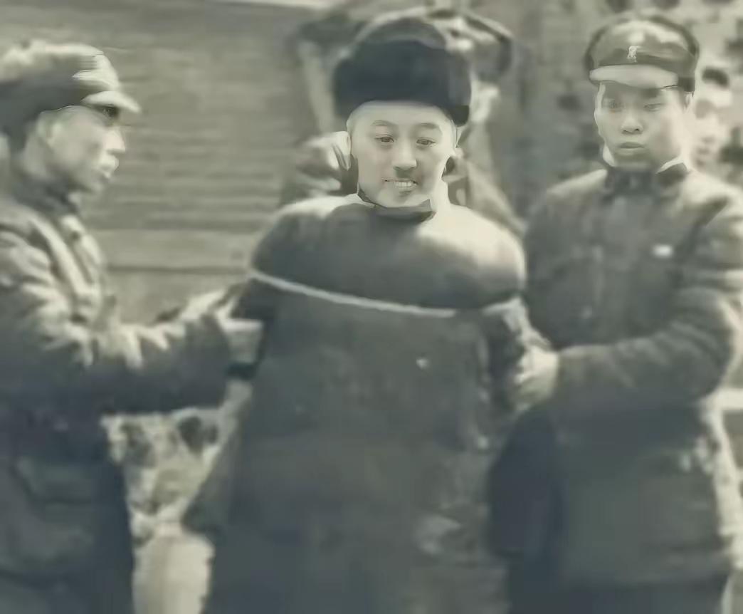 1946年，大汉奸万里浪被判处死刑，执法队长将他绑到刑架上，对着四肢各打一枪后，