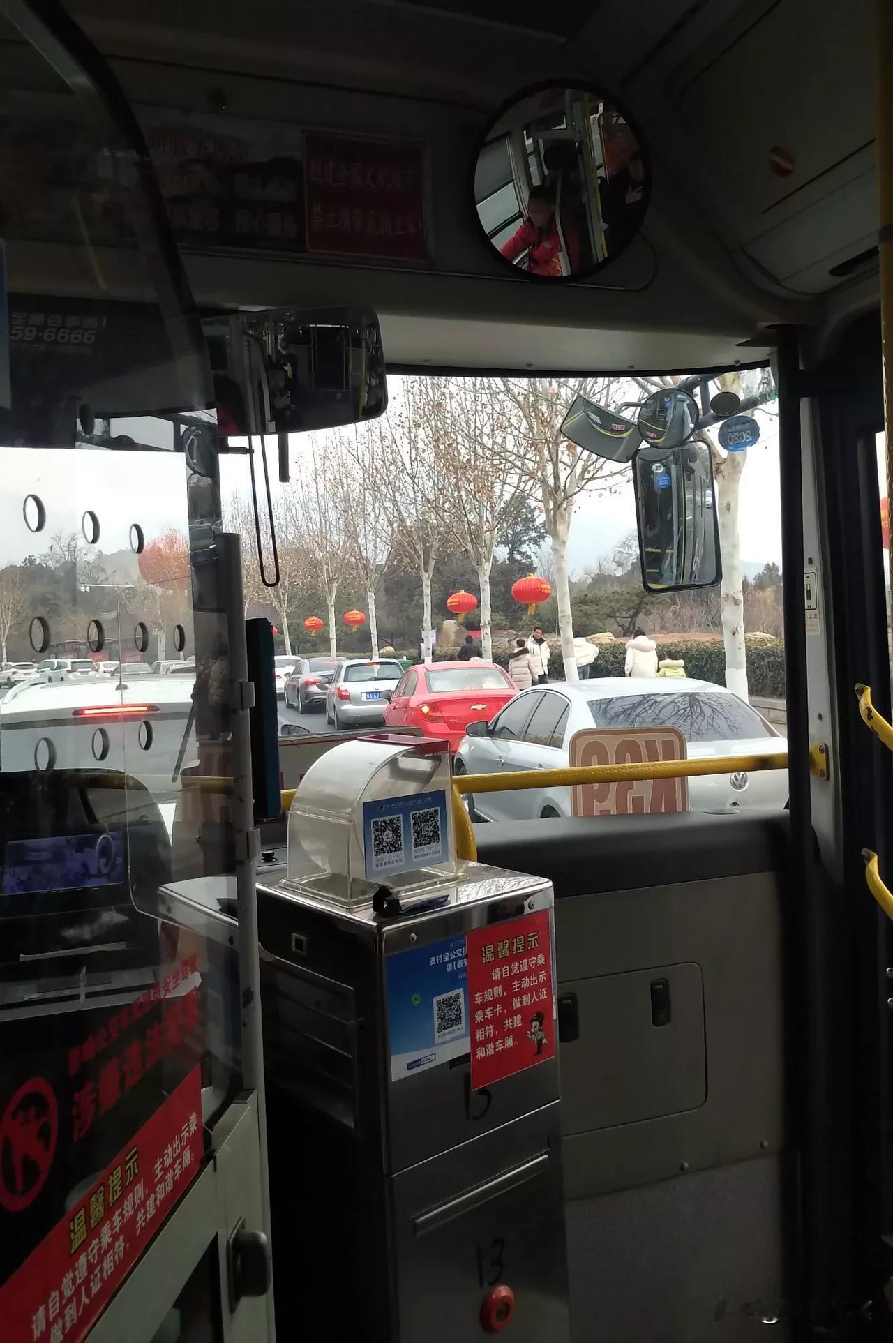 泰安红门路口环山路上的车又堵满了 ,今天是大年初三 ,来泰山的人不少呀 .