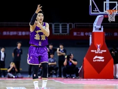 CBA最新消息：据直播吧消息透露，北控男篮已经与锋线金鑫续约一年。金鑫在今年夏天