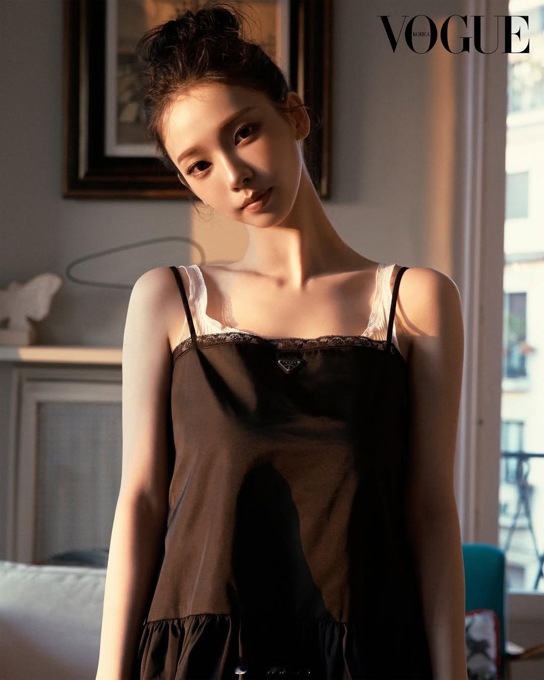 VogueKorea拍的柳智敏柳智敏丸子头黑裙VogueKorea拍的柳智敏！完