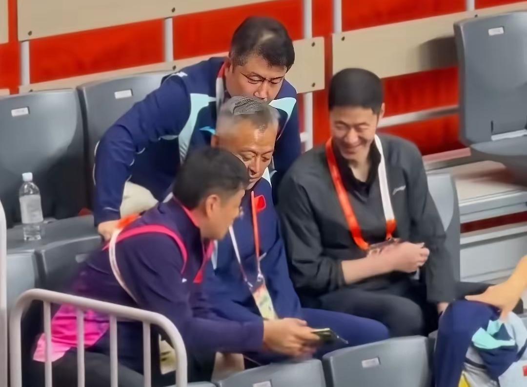 莎莎比赛的时候，后面几个老领导到场。

显而易见，对于莎莎的比赛挺重视。

毕竟