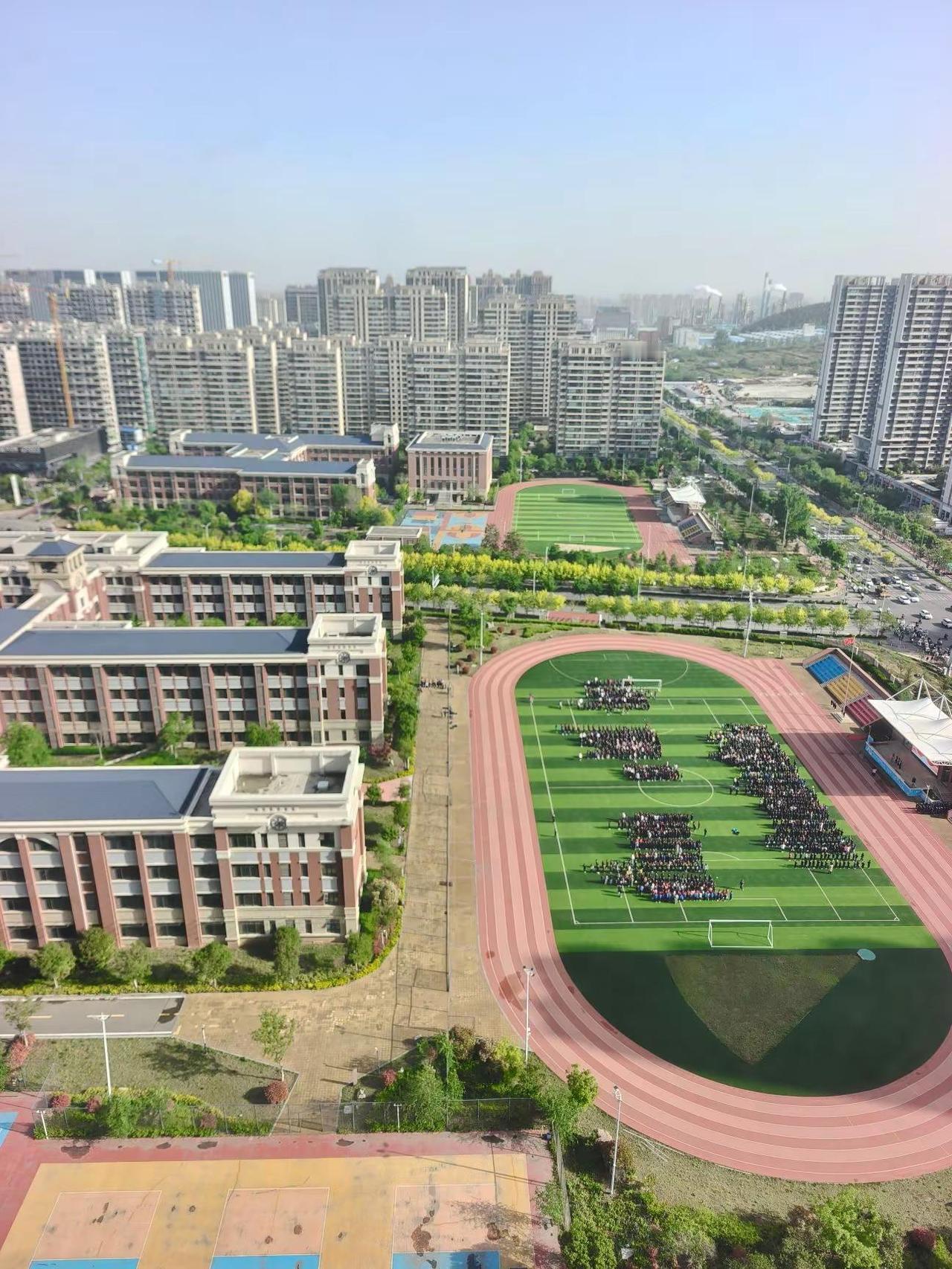 银丰玖玺城配建学校玖玺小学和燕玺中学 今天碰巧看到了玖玺小学每周一的升旗仪式！也