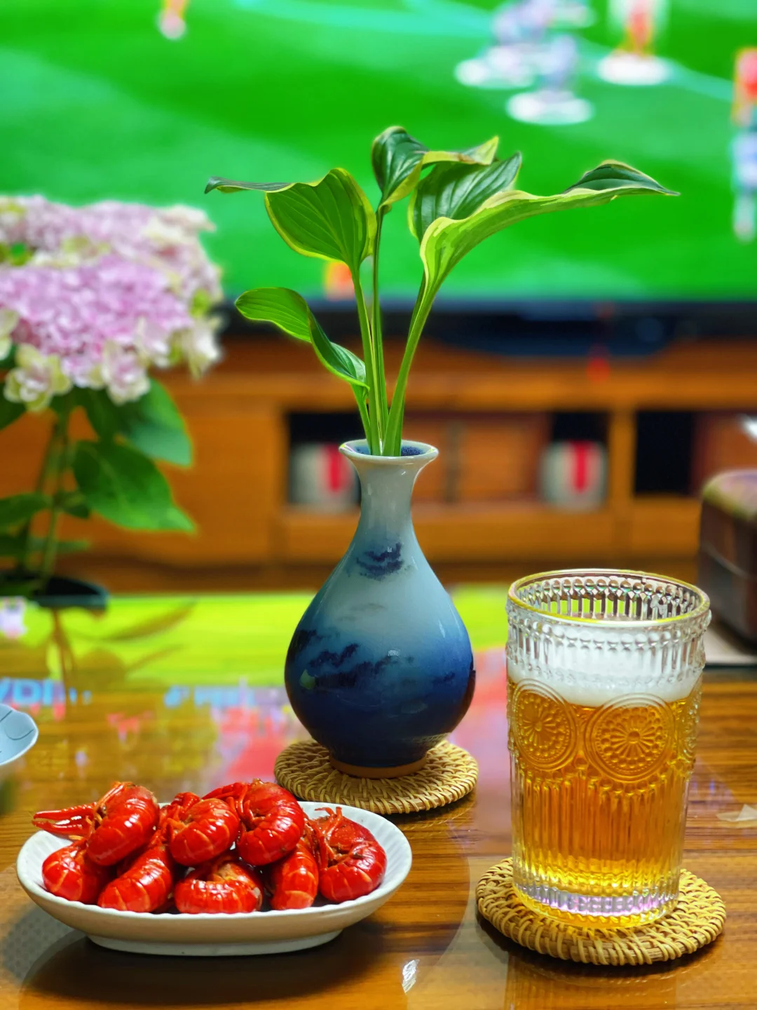 夏夜看球快乐：精酿+小龙虾+球赛