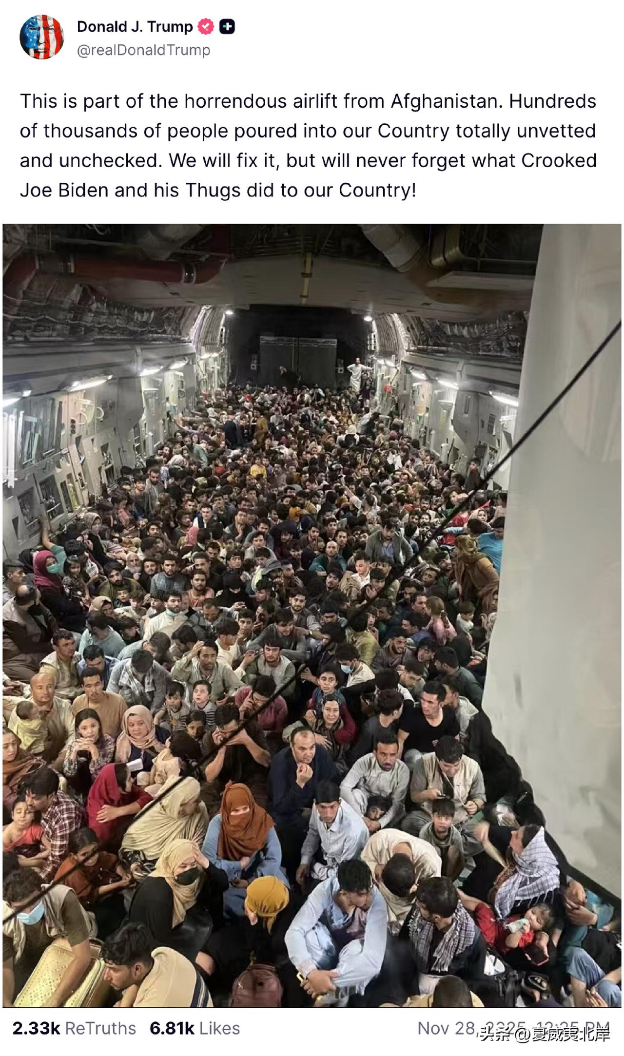 川普转发曾在2021年爆火的一张图，图中挤满了等待前往美国的阿富汗人。
“这是阿