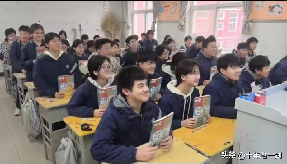 有趣！某校，一历史老师上课，历史课代表叫了一声：上朝。同学们起立了，喊道：吾皇万