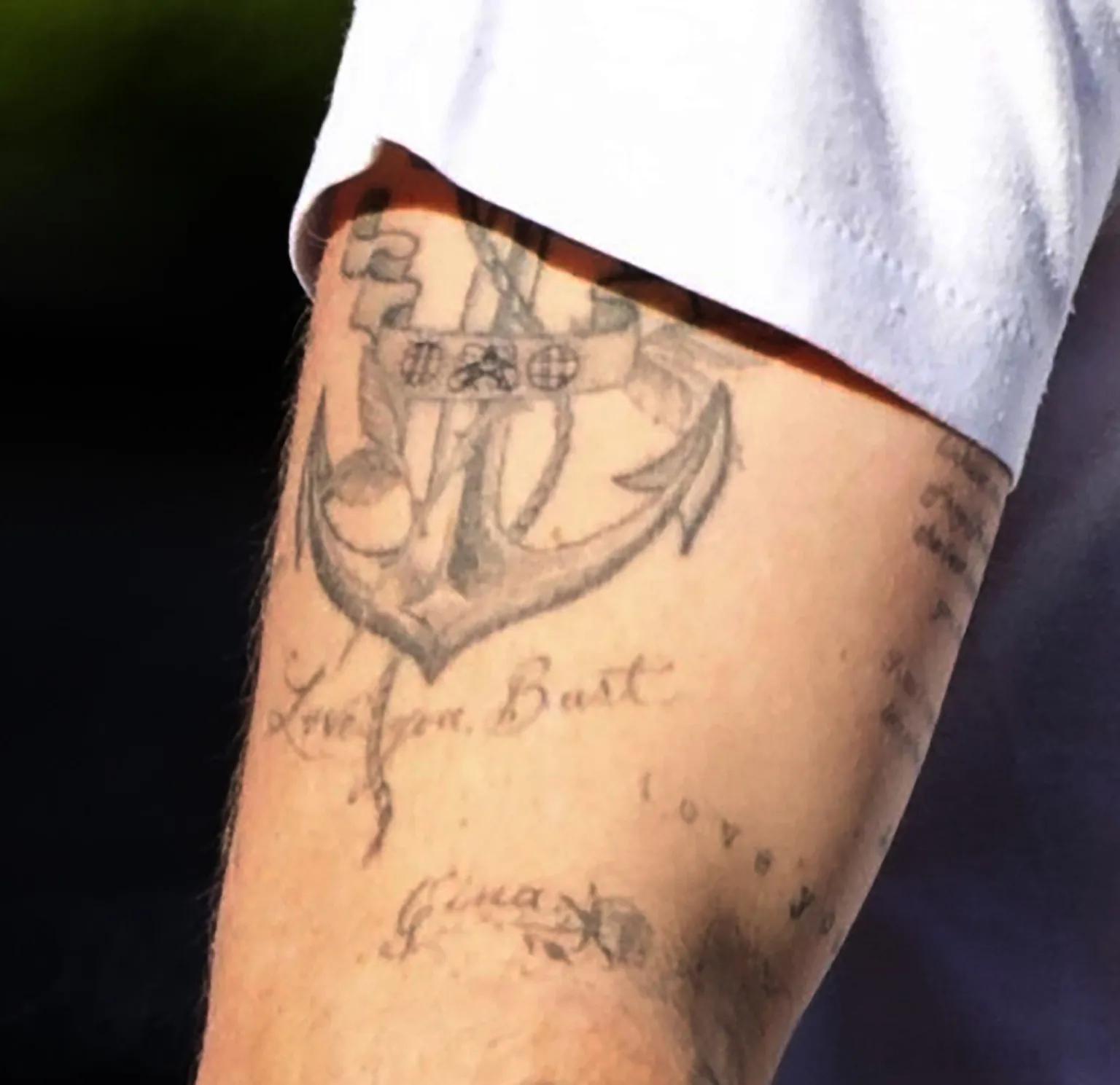 布鲁克林最近和妻子妮可拉出街被拍，多家媒体敏锐发现他把胳膊上“DAD”刺青给改了