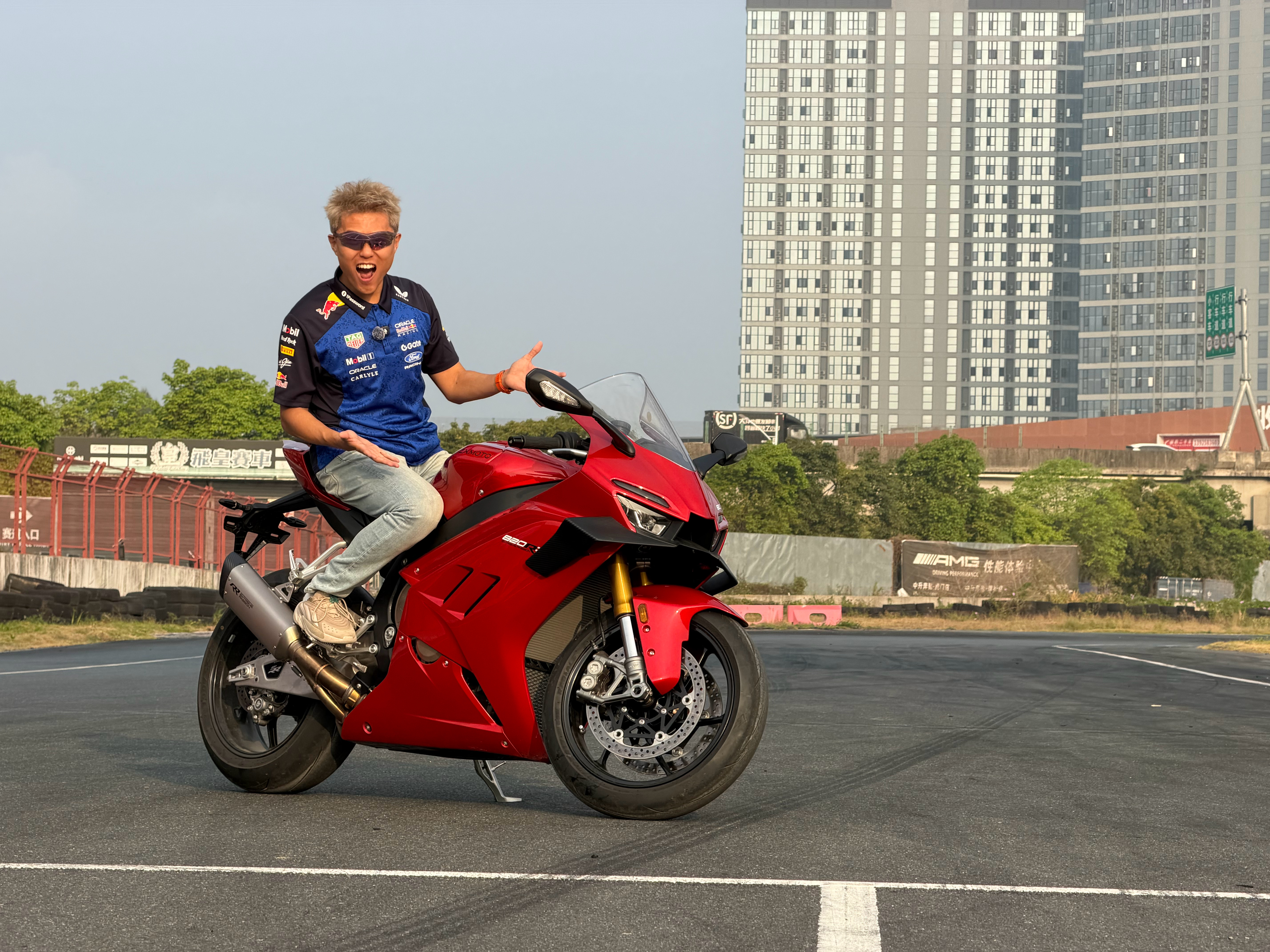 很有精神！摩托车东鹏特饮张雪820rr