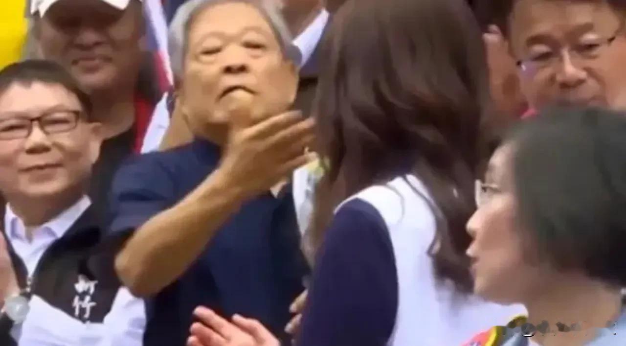 郑丽文今天特意赶赴新竹陪同国民党新竹县长参选人徐欣莹登记时，站在郑丽文身后的84
