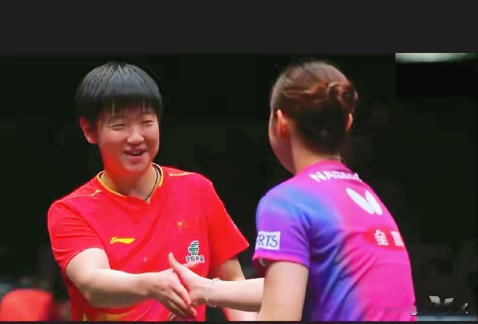 孙颖莎太可爱了，打完比赛的时候，还跑过去和长崎美柚说:不好意思！

也不知道莎莎