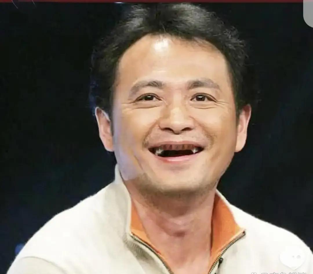 丁志诚曾因重男轻女，在女儿出生时崩溃离家喝酒，冷落了虚弱的妻子，最终导致离婚。如