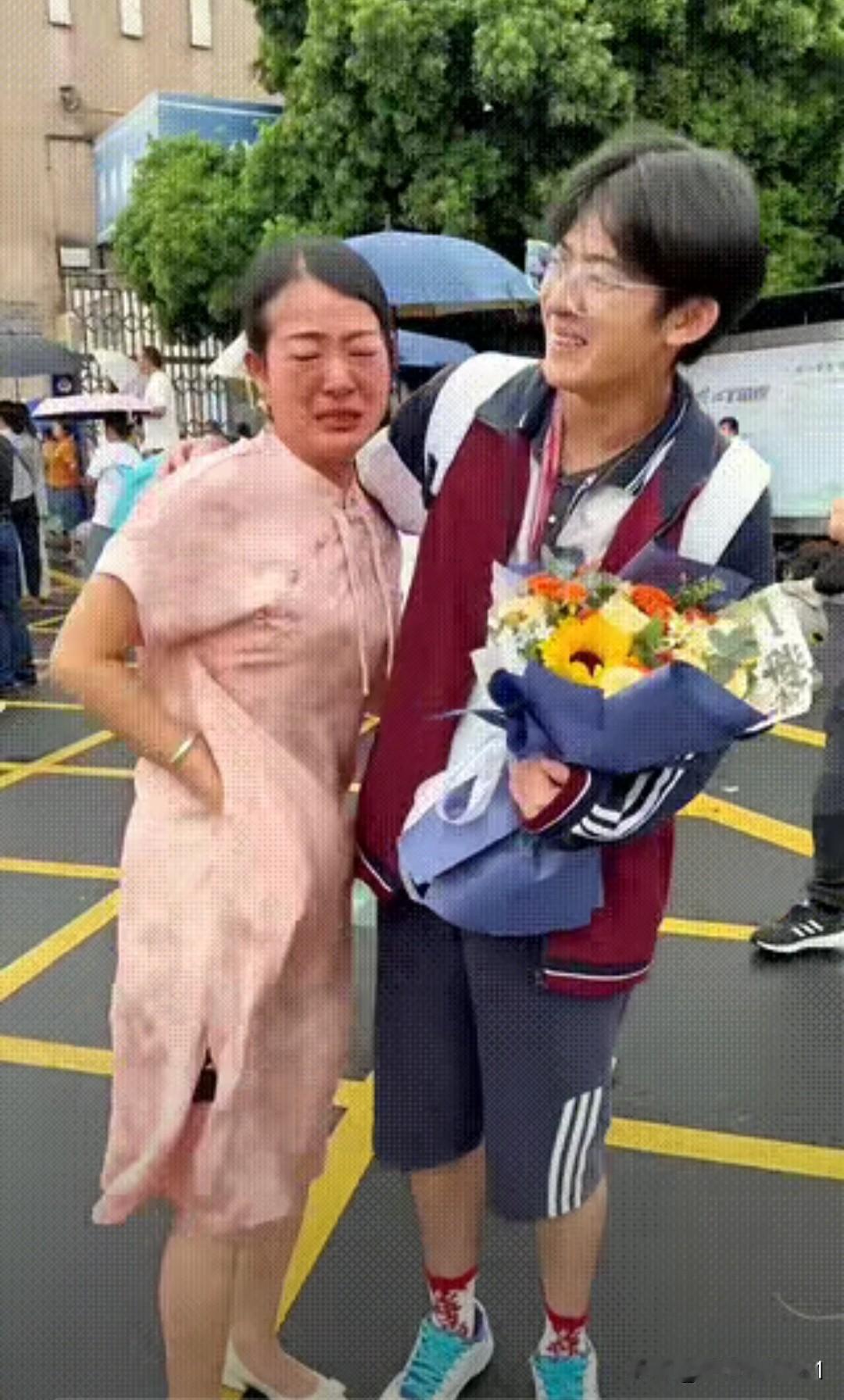 泪目！1米85少年，716分考上清华。通知书背后，是小姨十几年的默默付出，将3岁