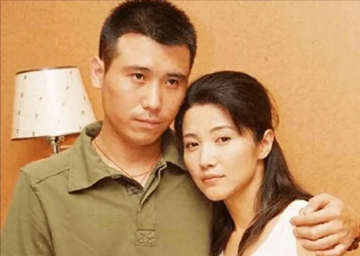 有一种痴情叫李乃文，因一场吻戏与女演员颜丙燕意难平，48岁终于结婚了，老婆气质不