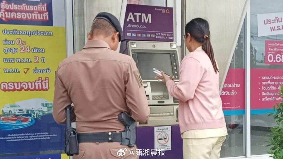 【#泰ATM机取款口窜出蛇吓坏取钱女子#】24 日，泰国一名女子在ATM机取款时