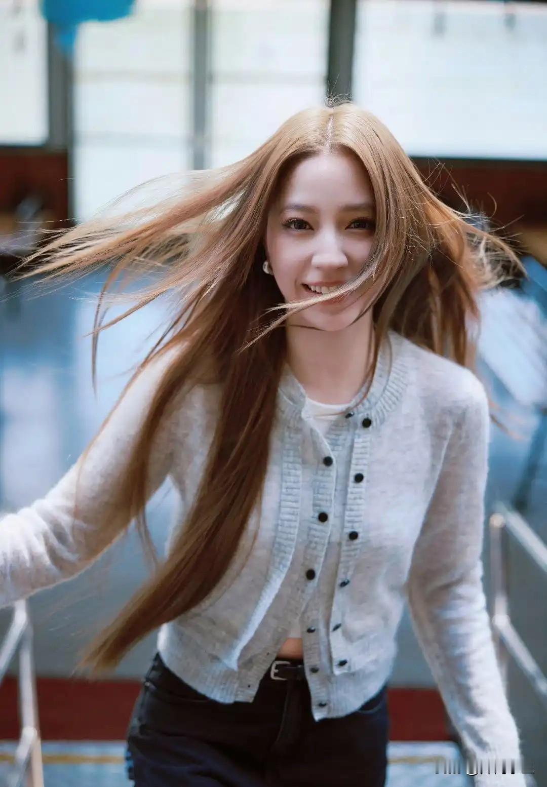 欧阳娜娜金发奔跑的元气少女！

一身浅灰色针织开衫，内搭白色短款上衣，小露腰腹线