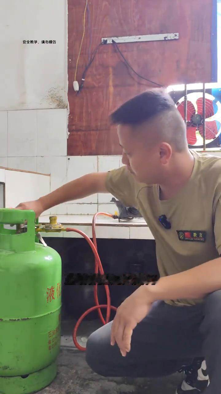 有些人使用完燃气就是先关气灶再关阀门，这样会怎么样？导致管里面剩很多气，虽然不多