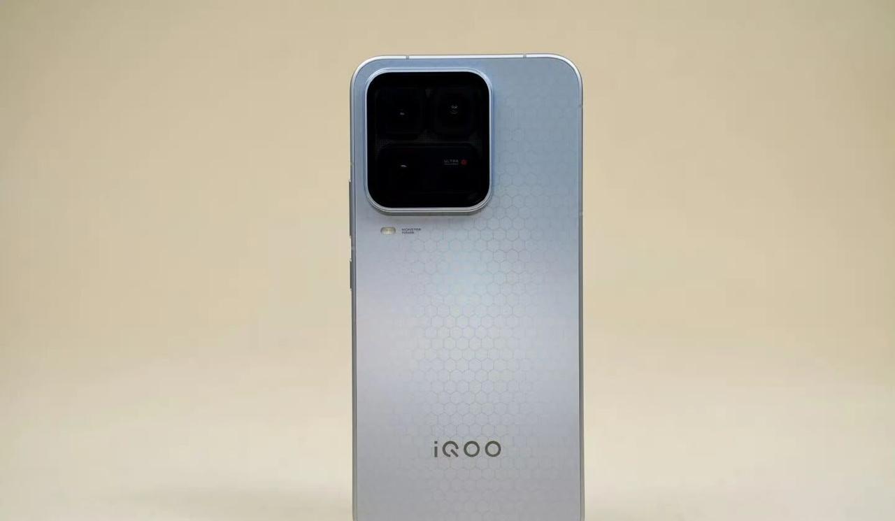 iQOO15Ultra外观太酷了， iQOO 15 Ultra 性能Ultra，