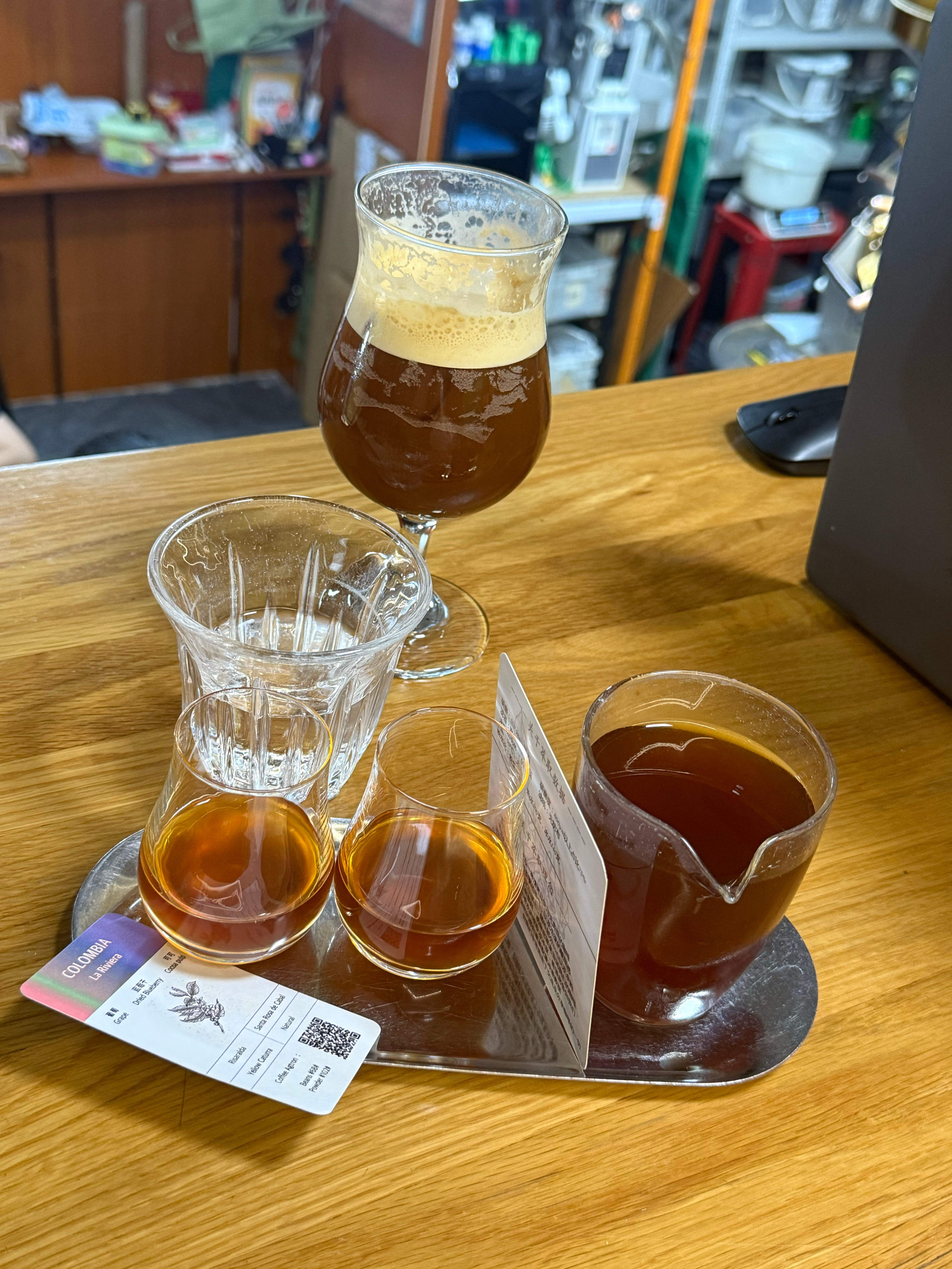 下午在荔湾这边找了个咖啡店，网上风评很好，老刘点了杯20的普通美式，一大杯，我点