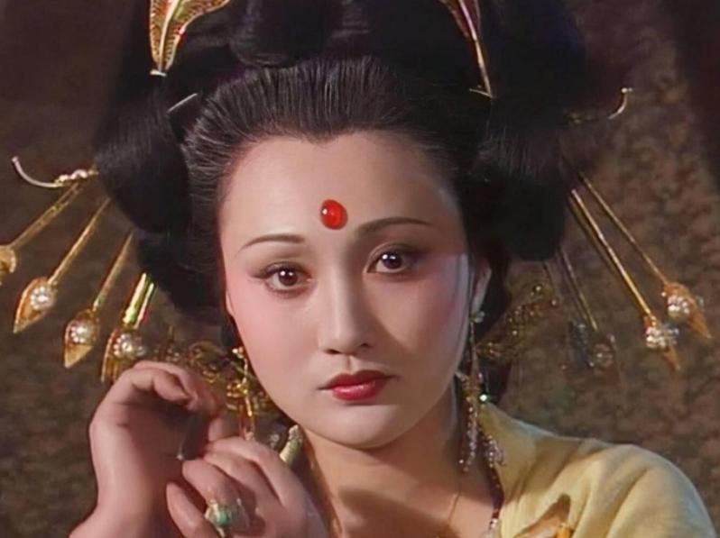 756年，38岁杨贵妃命丧马嵬坡。临死前，她努力睁睁眼遥望那个英挺的男子，可他却