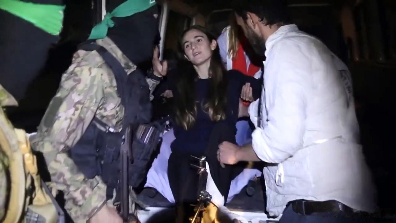 不得不说哈马斯很会玩，休战3天放了3批人质，随行哈马斯人员扶老携幼嘘寒问暖，告别
