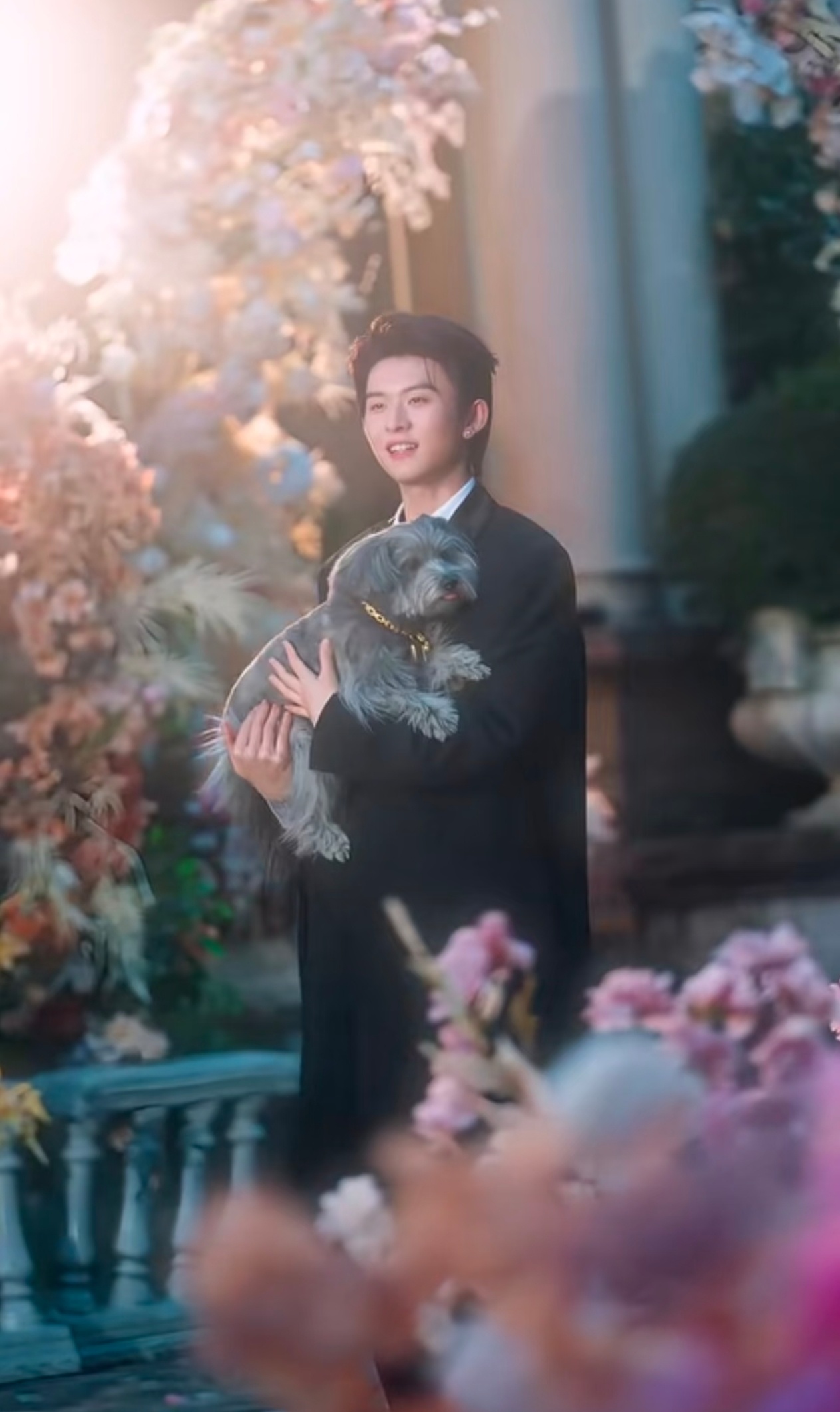 短剧正在看见每一个普通人 现在短剧正在温柔打捞每一个普通人的生活。没有脱离正常人