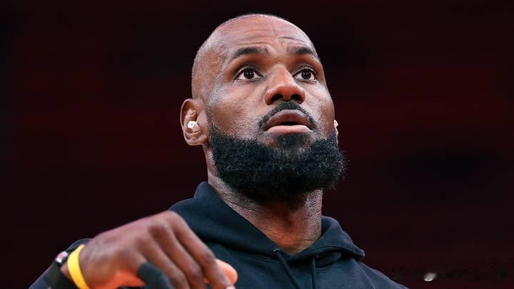 NBA情报局10月09日讯

勒布朗詹姆斯人生第一次感受到全球影响力，不是在美国