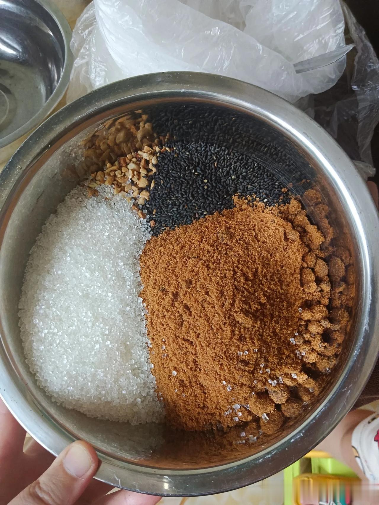 凭着七，八岁的记忆做的...
站了大半天呢，脚跟酸痛，
做前洗洗刷刷，做完后，还