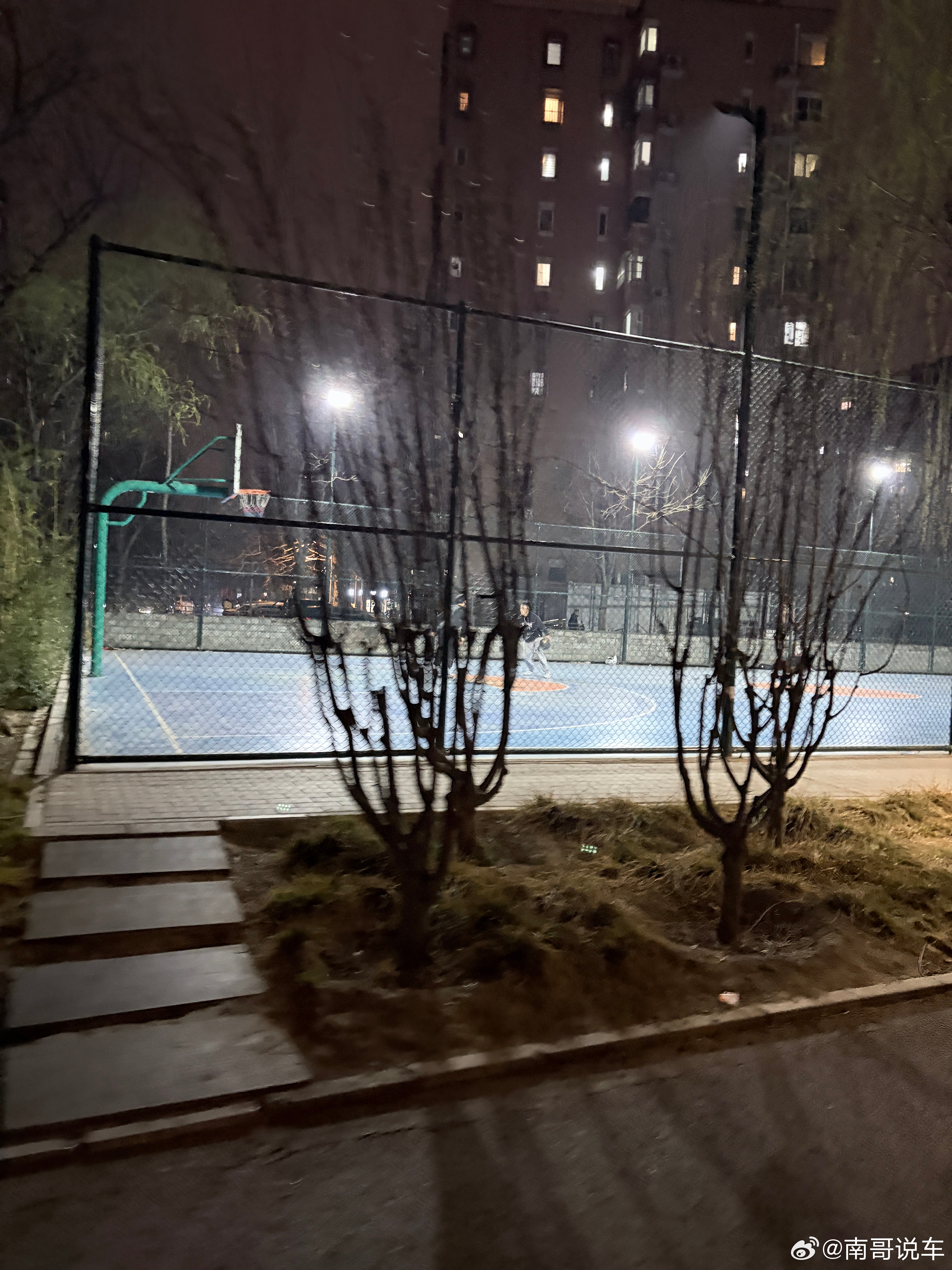 今天体验到了乐极生悲回北京天气很爽  一口气超慢跑个 10 公里然后很兴奋看到篮