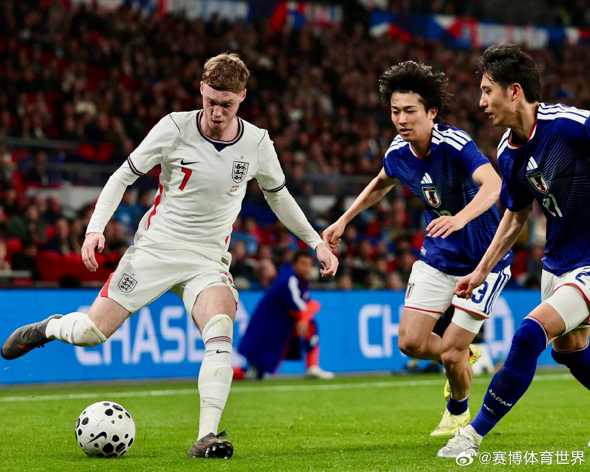 英格兰0比1日本 北京时间4月1日，国际足球友谊赛中，日本队在温布利球场客场1-