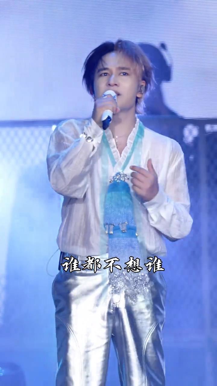 我站在雨中，苦苦的强求，难道爱过以后谁都不想谁，连思念也感觉像犯罪，我们谁也不再