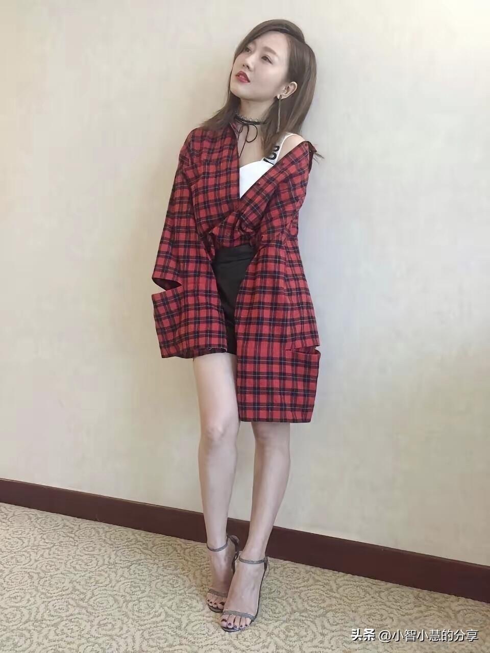 潘长江的女儿潘阳身高162，长相眉清目秀的，娇小玲珑，颜值已经超越了她的爸爸，一