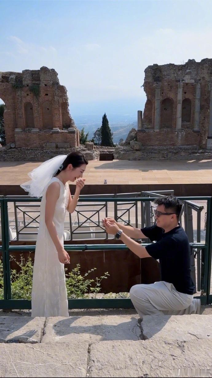 车评人小吕秋晨官宣婚约关注了很久的两位大博主和刚刚公布了求婚喜讯！哇塞啊，这绝对