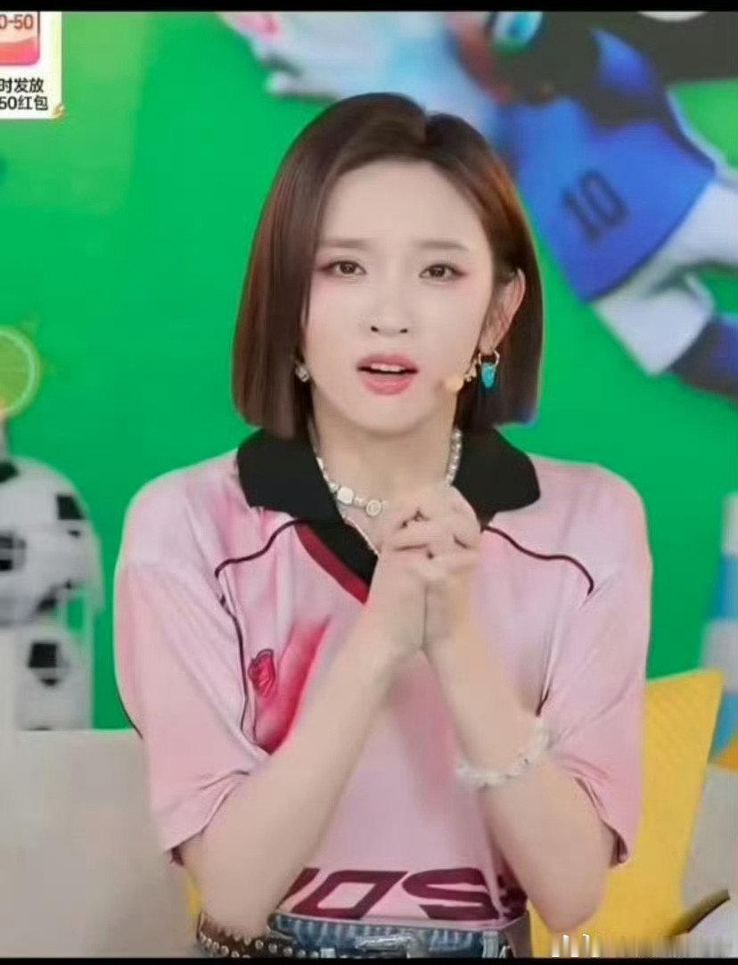 唐艺昕解说团出道唐艺昕姐说球粉色娇嫩正适合唐艺昕 唐艺昕跨界解锁足球解说新身份，
