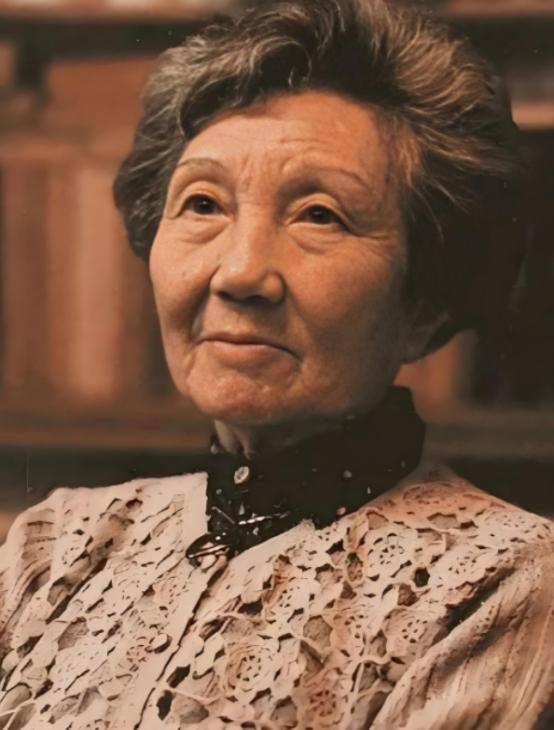 1999年，80岁翻译家杨苡丧偶，她坚决不去养老院、不靠子女，用5万块钱跟保姆签