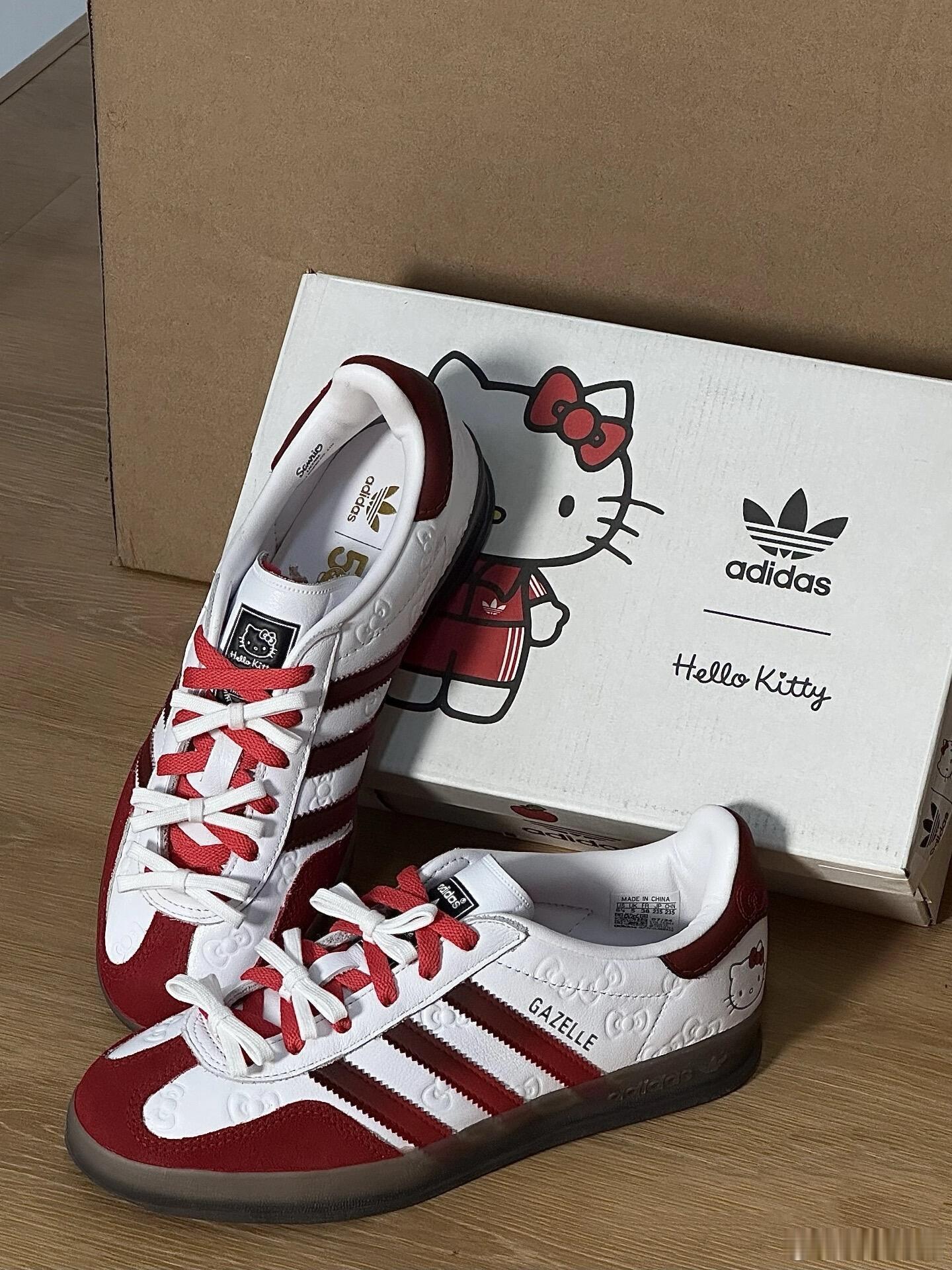 这双阿迪达斯与凯蒂猫（Hello Kitty）的联名运动鞋，巧妙融合了运动活力与